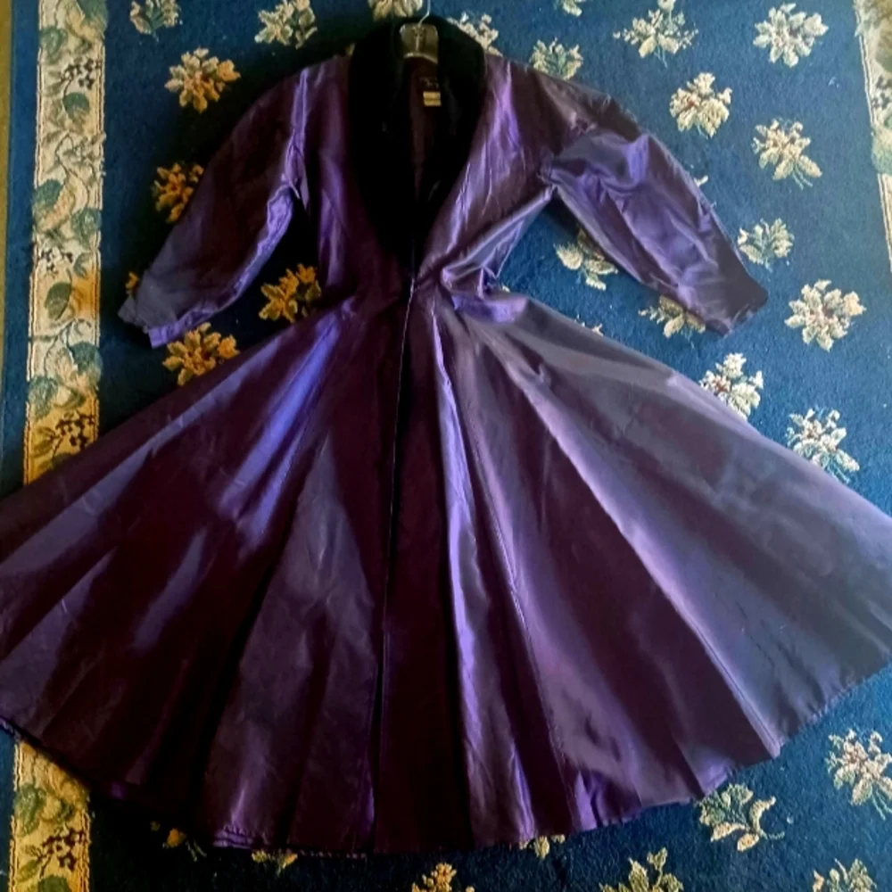 Vintage  1980s Coat, by FOXY LADY . Size 9/10, Purple iridescent Taffeta - Picture 2 of 4